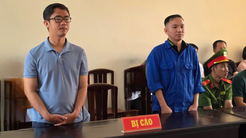 Quyền và Huy (từ phải sang) tại phiên tòa Quyền và Huy (từ phải sang) tại phiên tòa