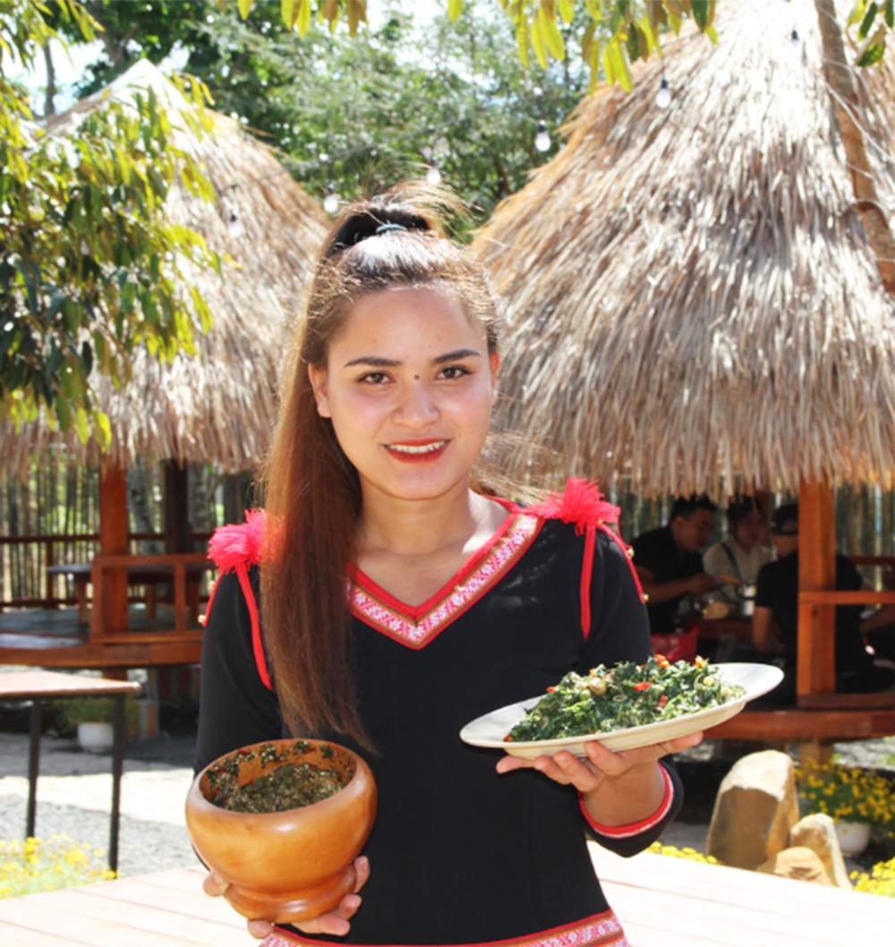 Với không gian ăn uống là những chòi, nhà sàn nhỏ, quán Ia Nueng Plei Jrai giúp thực khách trải nghiệm rõ hơn bản sắc văn hóa người Jrai. Ảnh: Hoàng Hoài 3hh.png