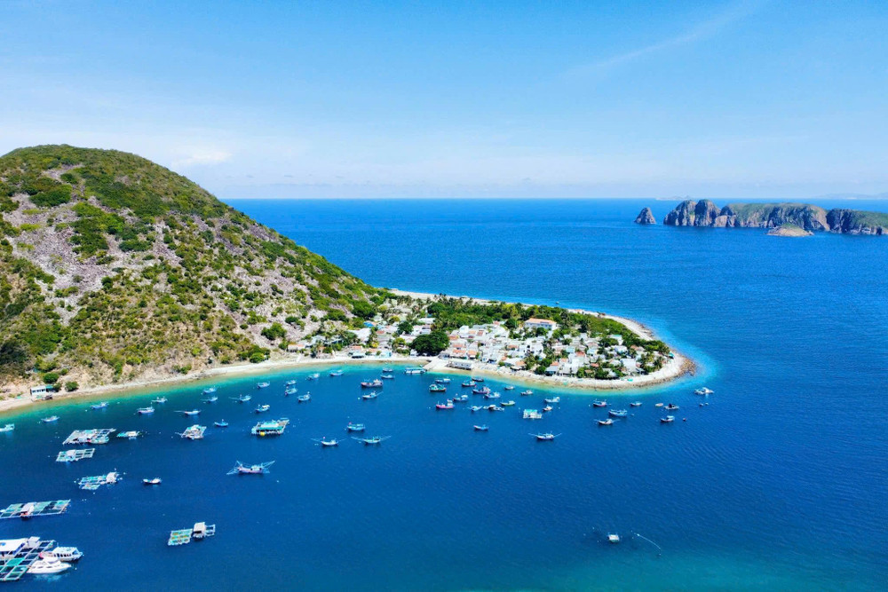 Được biết, hiện nay, UBND TP. Nha Trang đang triển khai xây dựng Tổ dân phố Bích Đầm trên đảo Hòn Tre trở thành điểm du lịch cộng đồng, vừa hướng đến tạo ra sản phẩm du lịch mới thu hút du khách, vừa tạo sinh kế bền vững cho người dân. ẢNH: BÁ DUY Được biết, hiện nay, UBND TP. Nha Trang đang triển khai xây dựng Tổ dân phố Bích Đầm trên đảo Hòn Tre trở thành điểm du lịch cộng đồng, vừa hướng đến tạo ra sản phẩm du lịch mới thu hút du khách, vừa tạo sinh kế bền vững cho người dân. ẢNH: BÁ DUY