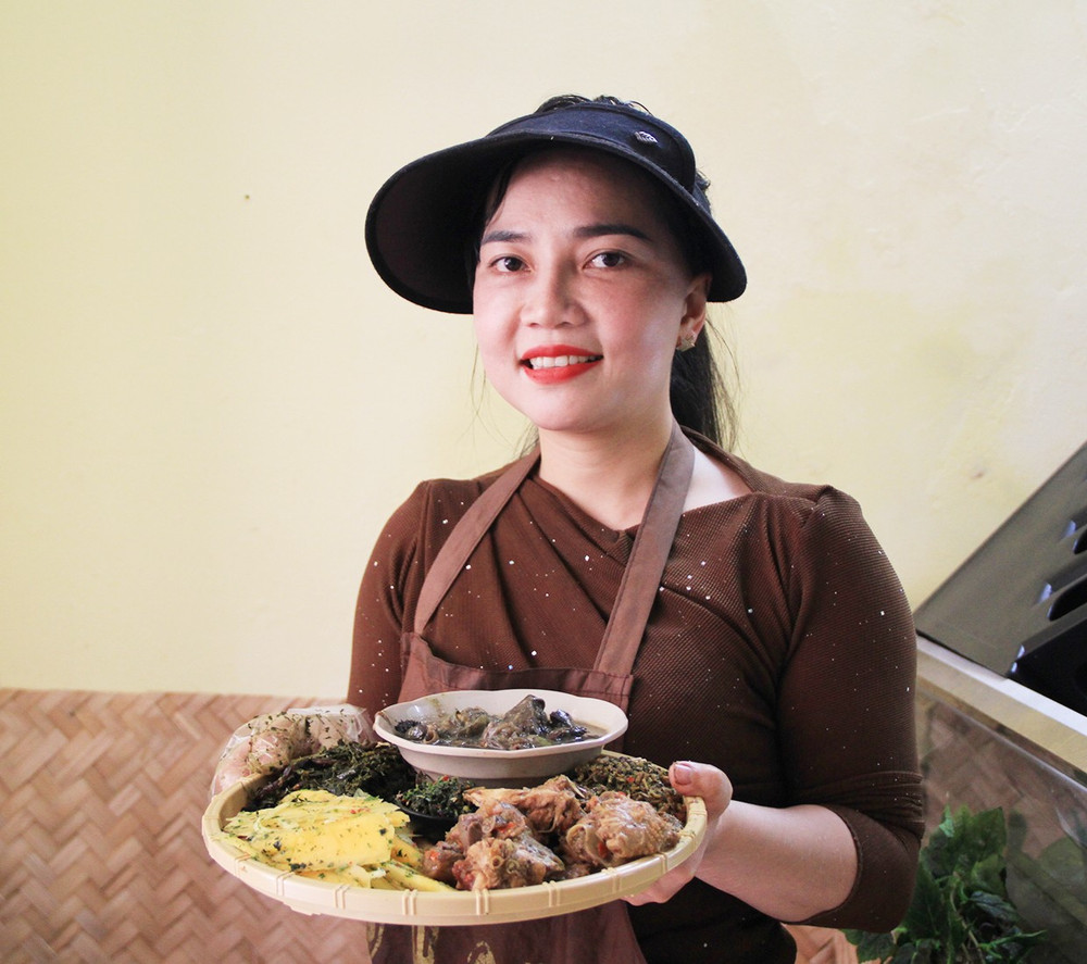 Ngoài những suất cơm đơn thuần, chị Kpă Nguyễn Thu Hồng (tổ 7, phường Yên Thế, TP. Pleiku) còn sáng tạo ra mẹt cơm dân dã dành cho nhóm khách từ 2 người trở lên. Ảnh: H.H 1bg.jpg