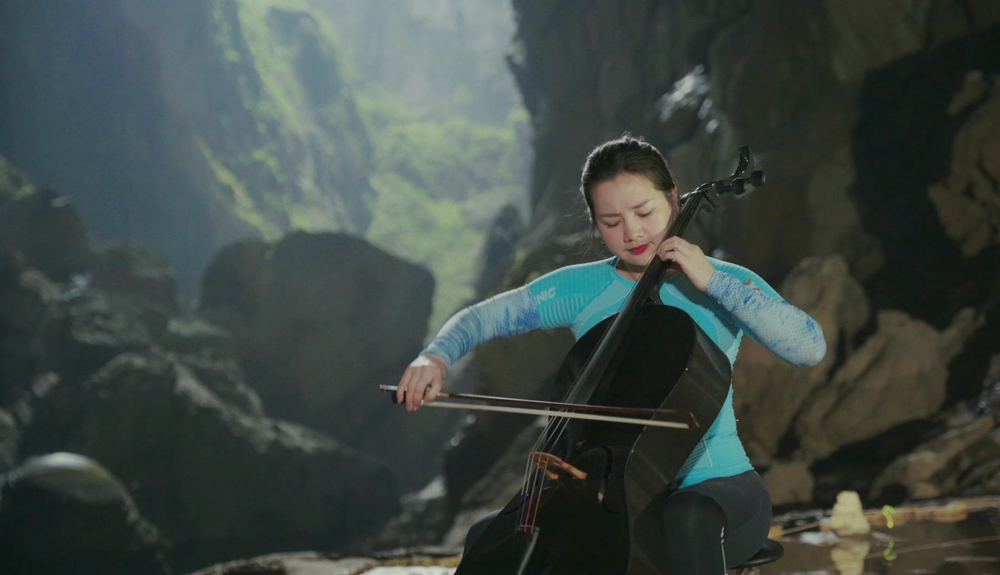 Nghệ sĩ cello Hà Miên thực hiện MV Quảng Bình quê ta ơi tại hang động Sơn Đoòng. Ảnh: NVCC Nghệ sĩ cello Hà Miên thực hiện MV Quảng Bình quê ta ơi tại hang động Sơn Đoòng. Ảnh: NVCC
