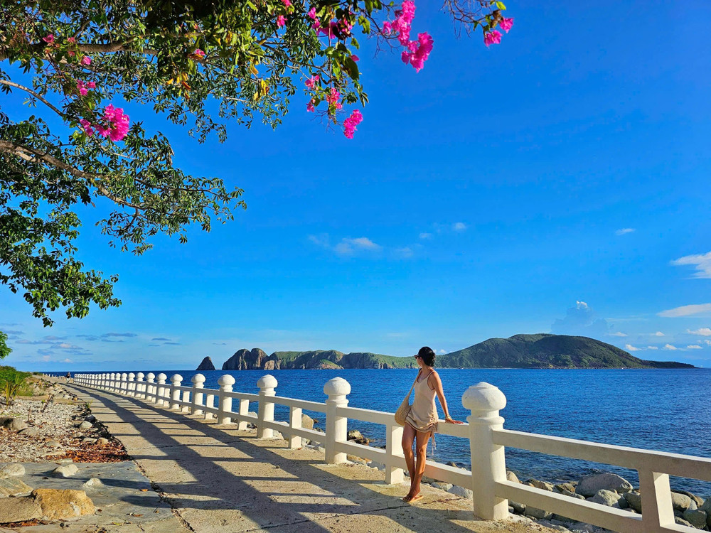 Bích Đầm mang một vẻ đẹp hiếm có, với con đường ven biển bao quanh xóm nhỏ, biển xanh ngắt, hiền hòa. ẢNH: BÁ DUY Bích Đầm mang một vẻ đẹp hiếm có, với con đường ven biển bao quanh xóm nhỏ, biển xanh ngắt, hiền hòa. ẢNH: BÁ DUY