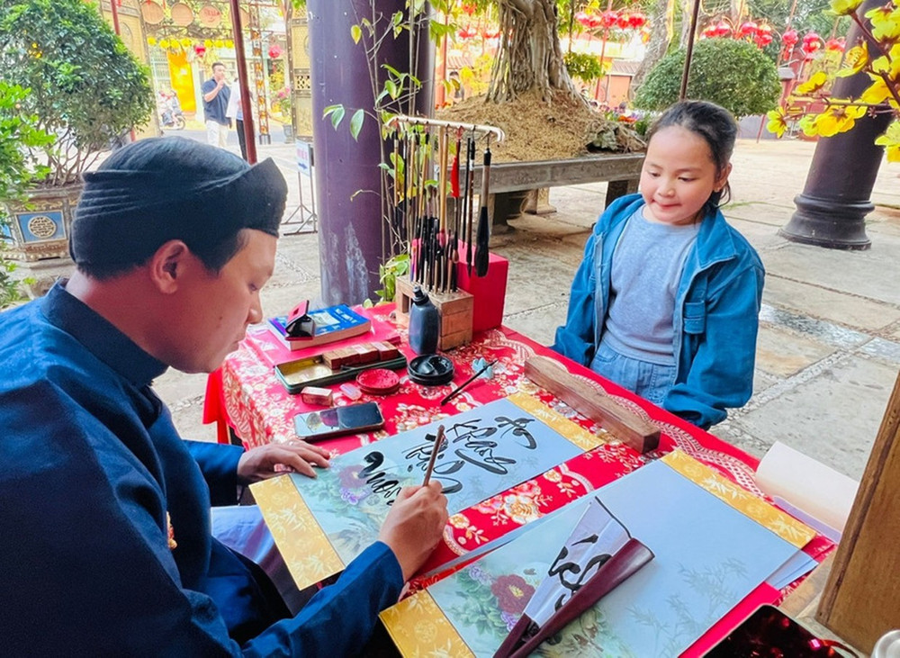 Xin chữ đầu năm. Ảnh: Đinh Yến net-chu-net-nguoidd.jpg