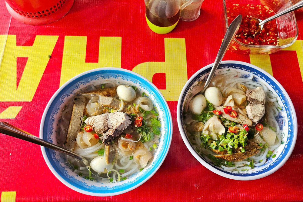Bánh canh thơm ngon loại "đặc biệt" với giá chỉ 20.000 đồng/tô. ẢNH: BÁ DUY Bánh canh thơm ngon loại "đặc biệt" với giá chỉ 20.000 đồng/tô. ẢNH: BÁ DUY
