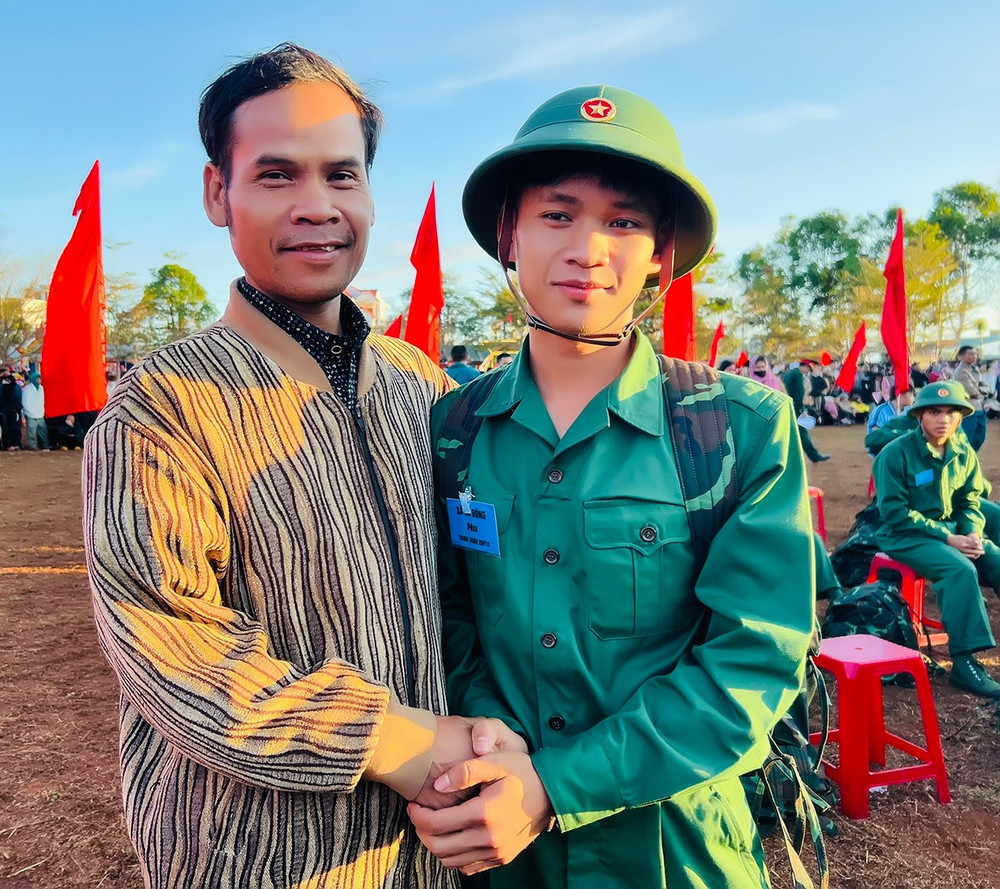 Ông Bơi (làng Kon Mahar, xã Hà Đông, huyện Đak Đoa) động viên con trai lên đường nhập ngũ. Ảnh: P.L layong-boi-lang-kon-mahar-xa-ha-dong-huyen-dak-doa-dong-vien-con-trai-len-duong-nhap-ngu.jpg