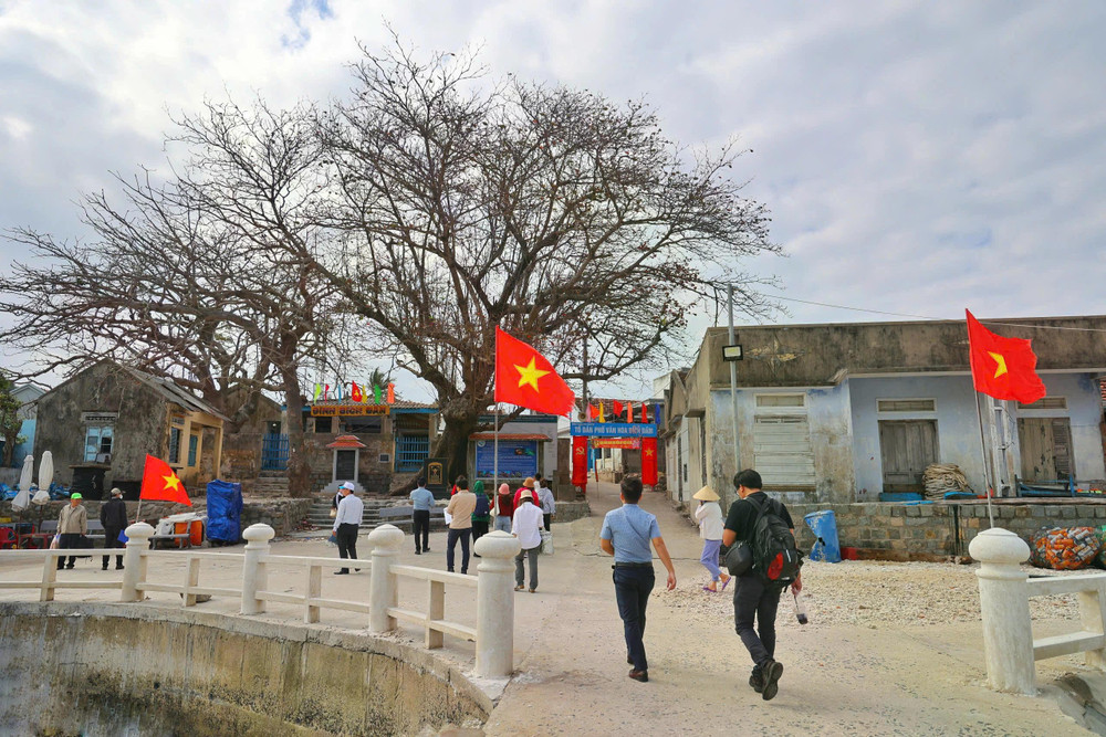 Du khách tham quan Bích Đầm. Phía xa xa là di tích lịch sử đình Bích Đầm và cây bàng khoảng 150 năm tuổi được công nhận là cây di sản Việt Nam. ẢNH: BÁ DUY Du khách tham quan Bích Đầm. Phía xa xa là di tích lịch sử đình Bích Đầm và cây bàng khoảng 150 năm tuổi được công nhận là cây di sản Việt Nam. ẢNH: BÁ DUY