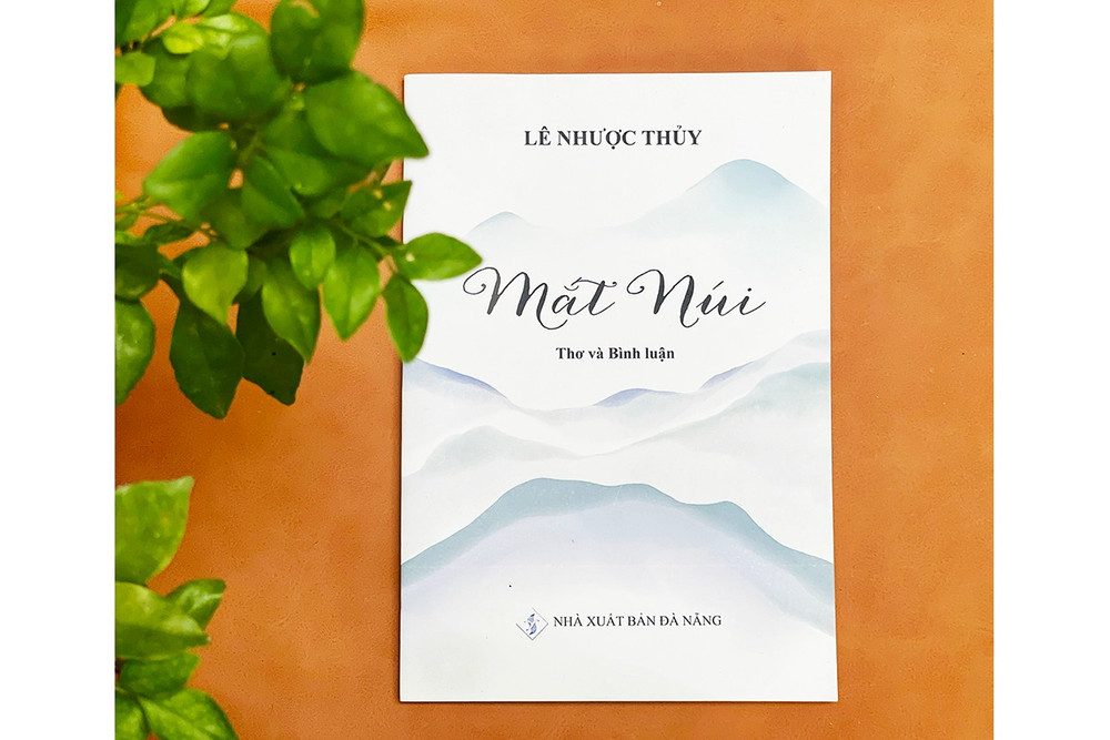 Tập thơ “Mắt núi” của nhà thơ Lê Nhược Thủy. Ảnh: P.D rung-thong-xanh-mot-doi-o-lai-dd.jpg