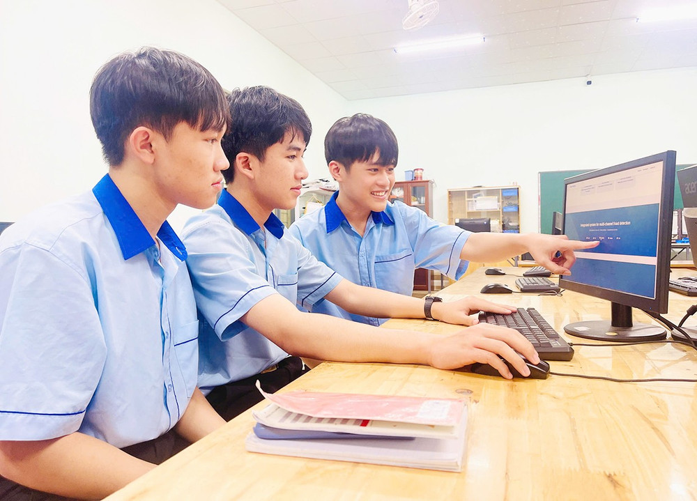 Những chủ nhân huy chương vàng cuộc thi YTAC 2025 giới thiệu về Dự án “Website for analyzing and detecting scams on digital platforms”. Ảnh: T.D gap-nhung-chu-nhan-huy-chuong-vang-cuoc-thi-cong-nghe-tre-chau-a-dd.jpg