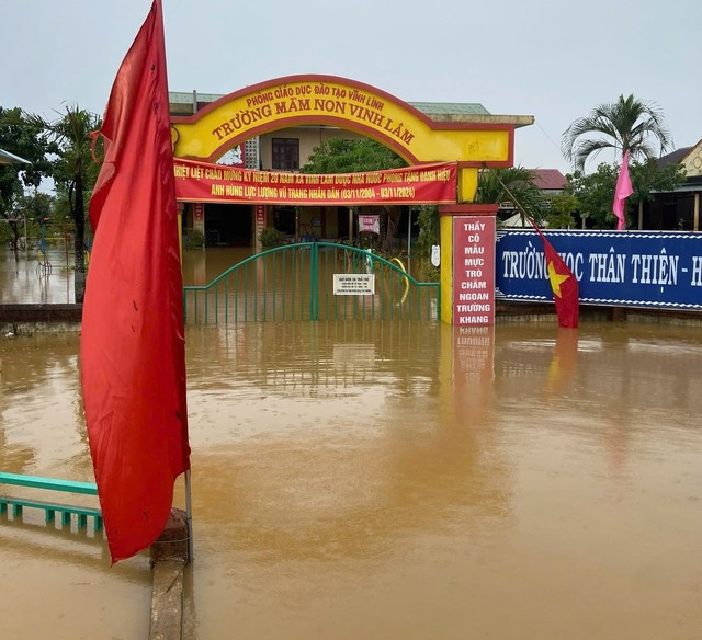 Trường mầm non xã Vĩnh Lâm, huyện Vĩnh Linh ngập sâu trong lũ Trường mầm non xã Vĩnh Lâm, huyện Vĩnh Linh ngập sâu trong lũ