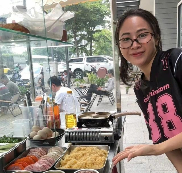 Ly cho biết rất vui khi có nhiều khách hàng mua bánh mì. ẢNH: NVCC Ly cho biết rất vui khi có nhiều khách hàng mua bánh mì. ẢNH: NVCC