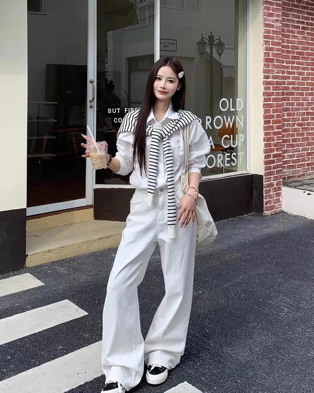 Xu hướng này không chỉ tôn dáng mà còn mang lại cảm giác thoải mái, phù hợp với nhịp sống năng động. ẢNH: @SET.SHOPPP Xu hướng này không chỉ tôn dáng mà còn mang lại cảm giác thoải mái, phù hợp với nhịp sống năng động. ẢNH: @SET.SHOPPP