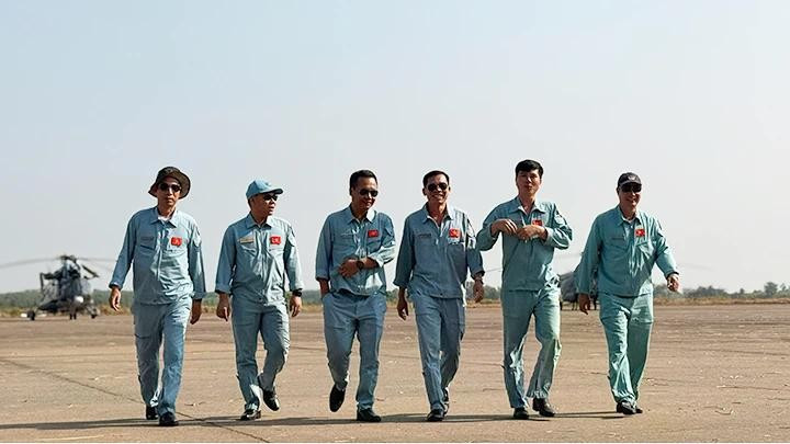 Phi đội trực thăng Trung đoàn 917 sau giờ bay tập. 2phongsuu.jpg