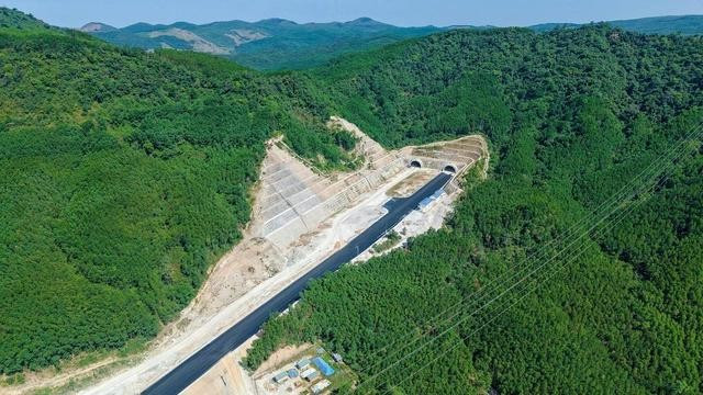 Một trong những đoạn thảm nhựa trong số 10 km thảm nhựa ở cao tốc Quảng Ngãi - Hoài Nhơn. ẢNH: X.THANH Một trong những đoạn thảm nhựa trong số 10 km thảm nhựa ở cao tốc Quảng Ngãi - Hoài Nhơn. ẢNH: X.THANH