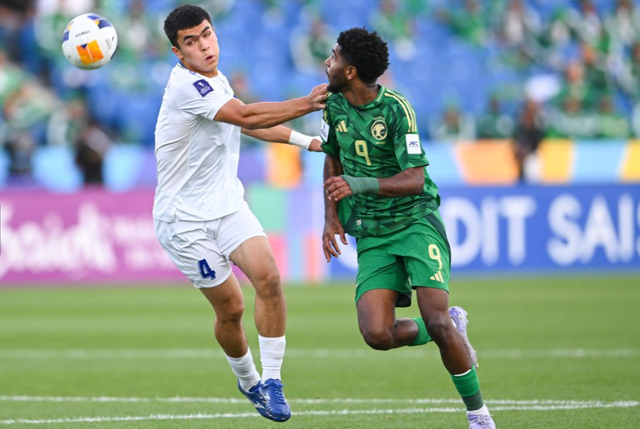 U17 Uzbekistan (trắng) thiếu người vì hai thẻ đỏ ngay cuối hiệp 1 U17 Uzbekistan (trắng) thiếu người vì hai thẻ đỏ ngay cuối hiệp 1