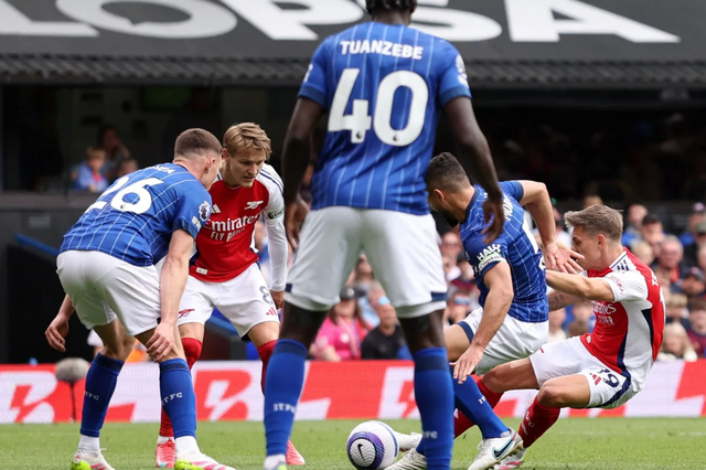 Leanndro Trossrad mở tỉ số cho Arsenal Leanndro Trossrad mở tỉ số cho Arsenal