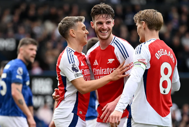 Arsenal thắng tưng bừng 4-0 tại sân Portman Road Arsenal thắng tưng bừng 4-0 tại sân Portman Road