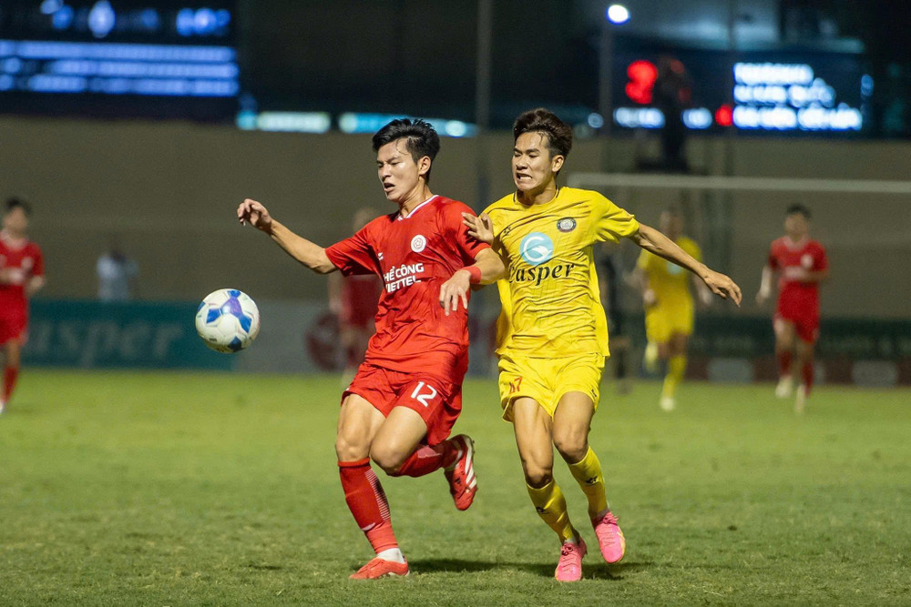 CLB Thanh Hóa (phải) gây sốc trước Thể Công Viettel, vươn lên đứng ở tốp 3. ẢNH: MINH TÚ CLB Thanh Hóa (phải) gây sốc trước Thể Công Viettel, vươn lên đứng ở tốp 3. ẢNH: MINH TÚ
