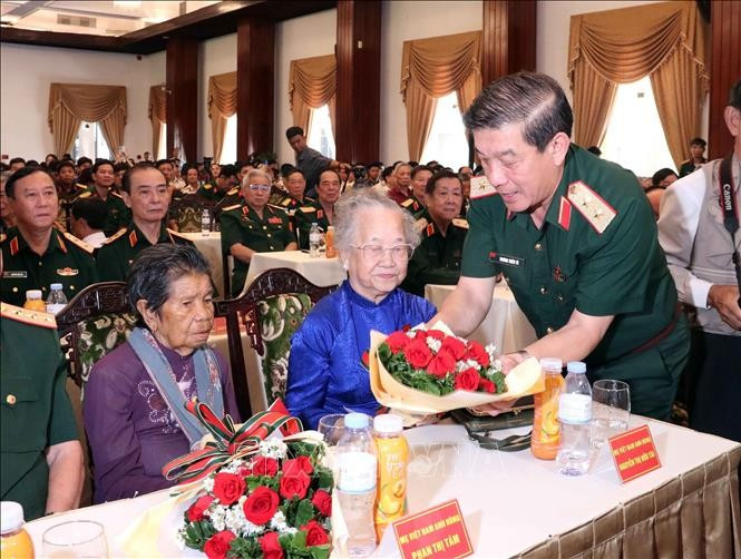 Trung tướng Trương Thiên Tô, Phó Chủ nhiệm Tổng cục Chính trị QĐND Việt Nam, tặng hoa tri ân 2 Mẹ Việt Nam Anh hùng. 1h.jpg