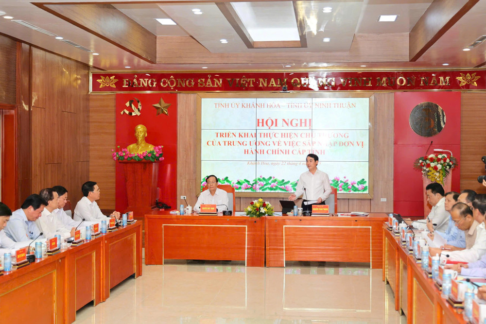 Bí thư Tỉnh ủy Khánh Hòa, ông Nghiêm Xuân Thành và Bí thư Tỉnh ủy Ninh Thuận, ông Nguyễn Đức Thanh, cùng lãnh đạo chủ chốt hai tỉnh tại hội nghị triển khai thực hiện chủ trương sáp nhập đơn vị hành chính cấp tỉnh Bí thư Tỉnh ủy Khánh Hòa, ông Nghiêm Xuân Thành và Bí thư Tỉnh ủy Ninh Thuận, ông Nguyễn Đức Thanh, cùng lãnh đạo chủ chốt hai tỉnh tại hội nghị triển khai thực hiện chủ trương sáp nhập đơn vị hành chính cấp tỉnh