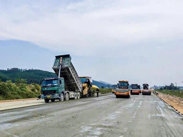 Xe cơ giới cấp phối mặt đường cao tốc Quảng Ngãi - Hoài Nhơn. ẢNH: X.THANH Xe cơ giới cấp phối mặt đường cao tốc Quảng Ngãi - Hoài Nhơn. ẢNH: X.THANH