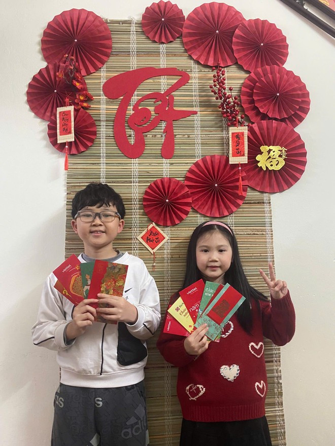 Tiền lì xì thường là những món tiền nhỏ nhưng gồm cả tiễn chẵn và tiền lẻ, ngụ ý tiền đó sẽ dư mãi ra. (Ảnh: Vietnam+) Tiền lì xì thường là những món tiền nhỏ nhưng gồm cả tiễn chẵn và tiền lẻ, ngụ ý tiền đó sẽ dư mãi ra. (Ảnh: Vietnam+)