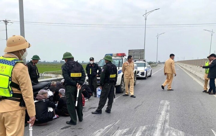 Lực lượng CSGT kịp thời ngăn chạn nhóm thanh thiếu niên đi xe máy vào cao tốc. 2thanhnien.jpg
