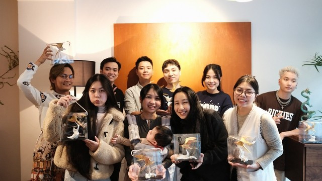 Trong dịp Tết Ất Tỵ này, hoạt động trải nghiệm gấp Origami từ giấy dó với mẫu gấp mang tên "Cánh Én mùa xuân" thu hút nhiều bạn trẻ quan tâm, tham dự Trong dịp Tết Ất Tỵ này, hoạt động trải nghiệm gấp Origami từ giấy dó với mẫu gấp mang tên "Cánh Én mùa xuân" thu hút nhiều bạn trẻ quan tâm, tham dự
