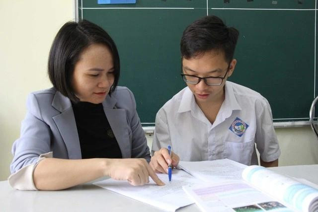 Cô giáo Vũ Thị Ngọc Thu trao đổi với Đức trong quá trình nghiên cứu làm ra sản phẩm. ẢNH: NVCC Cô giáo Vũ Thị Ngọc Thu trao đổi với Đức trong quá trình nghiên cứu làm ra sản phẩm. ẢNH: NVCC