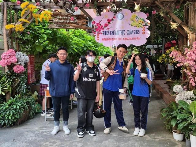 Học sinh vui hội xuân tổ chức tại trường trước tết. Ảnh: T.N.T Học sinh vui hội xuân tổ chức tại trường trước tết. Ảnh: T.N.T
