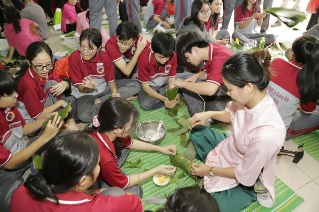 Cô trò trong lễ hội gói bánh chưng. Ảnh: Đào Ngọc Thạch Cô trò trong lễ hội gói bánh chưng. Ảnh: Đào Ngọc Thạch