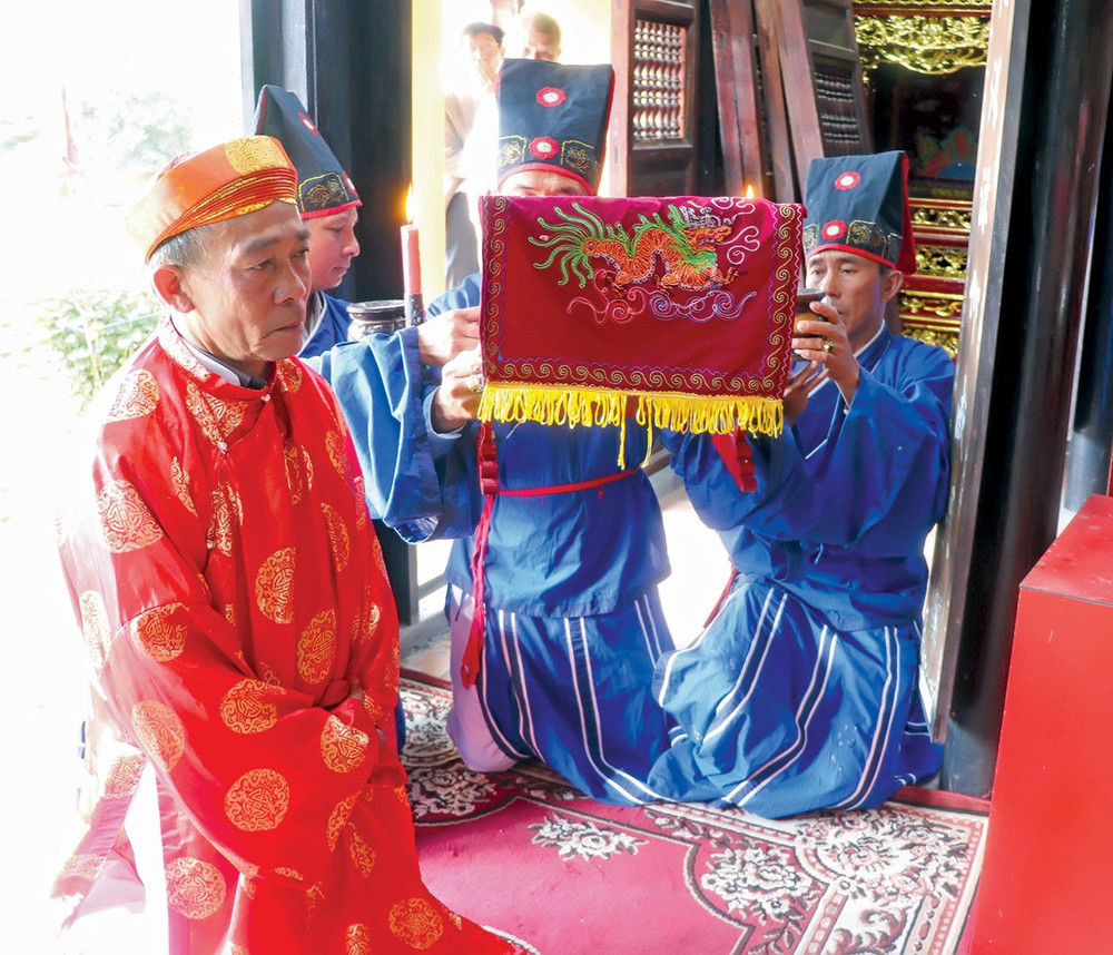 Thành viên Ban nghi lễ đình An Khê tổ chức lễ cúng Khai sơn theo nghi thức truyền thống. Ảnh: N.M le-cung-khai-son-o-tay-son-thuong-dao-2.jpg