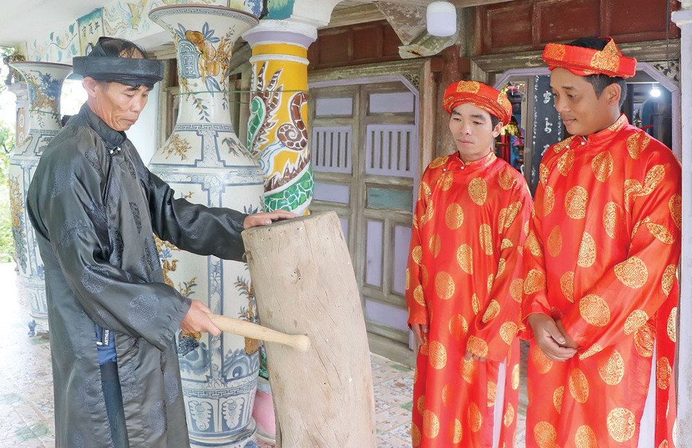 Vào dịp cúng Khai sơn, tiếng mõ gióng lên vang âm từ sân đình ngầm thông báo sự kiện quan trọng của làng xã. Ảnh: N.M le-cung-khai-son-o-tay-son-thuong-dao-1dd.jpg