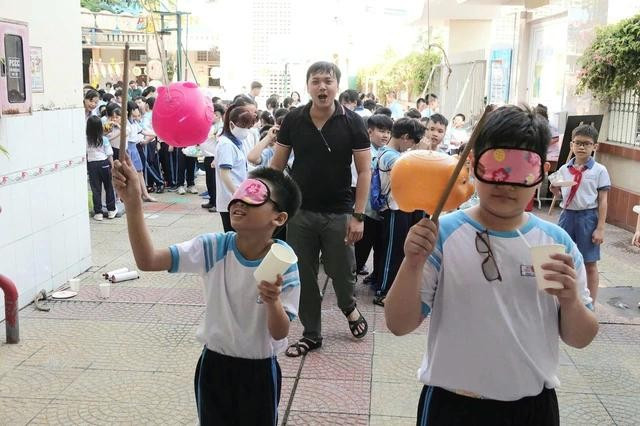 Học sinh tiểu học thích thú với lễ hội xuân tổ chức tại trường những ngày trước tết. . Ảnh: Đào Ngọc Thạch Học sinh tiểu học thích thú với lễ hội xuân tổ chức tại trường những ngày trước tết. . Ảnh: Đào Ngọc Thạch