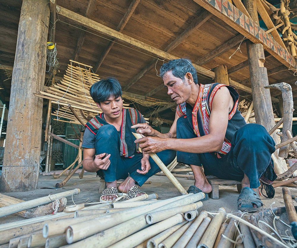 Nghệ nhân Ưu tú Rơ Châm Tih hướng dẫn học trò chế tác nhạc cụ. Ảnh: P.N nghe-nhan-uu-tu-ro-cham-tih-3.jpg