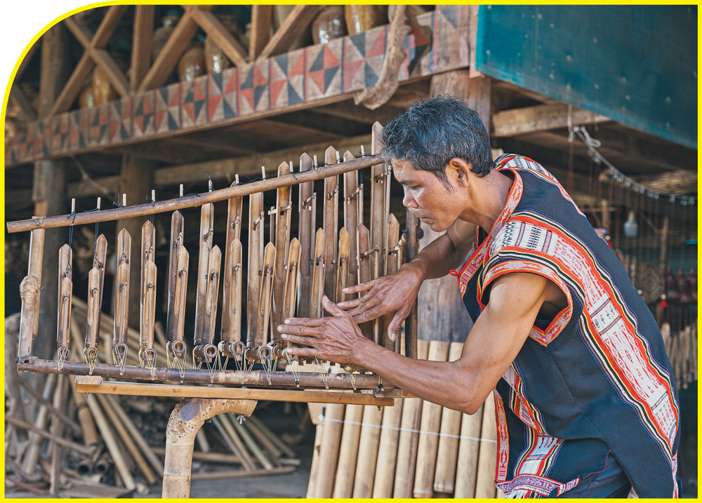 Nghệ nhân Ưu tú Rơ Châm Tih biểu diễn đàn klek klok. Ảnh: P.N nghe-nhan-uu-tu-ro-cham-tih-5.jpg