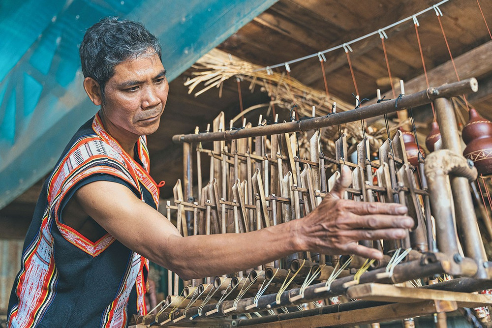 Nghệ nhân Ưu tú Rơ Châm Tih canh chỉnh thanh âm cho đàn klek klok. Ảnh: P.N nghe-nhan-uu-tu-ro-cham-tihdd.jpg