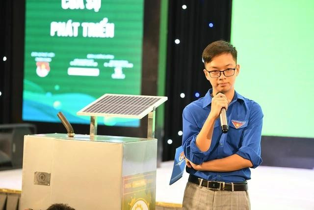 Nguyễn Văn Ngọc Đức thuyết trình về lò đốt vàng mã không khói bụi tại cuộc thi Dự án khởi nghiệp thanh niên nông thôn năm 2024. ẢNH: DƯƠNG TRIỀU Nguyễn Văn Ngọc Đức thuyết trình về lò đốt vàng mã không khói bụi tại cuộc thi Dự án khởi nghiệp thanh niên nông thôn năm 2024. ẢNH: DƯƠNG TRIỀU
