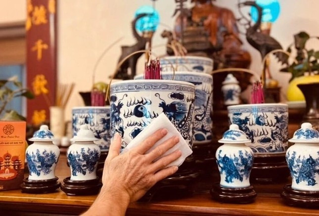Trước khi khi dọn bàn thờ cần thắp hương xin phép. Sau đó, dùng nước ấm hoặc rượu trắng tinh khiết, khăn mới, chổi sạch để lau dọn. Ảnh minh họa: Internet Trước khi khi dọn bàn thờ cần thắp hương xin phép. Sau đó, dùng nước ấm hoặc rượu trắng tinh khiết, khăn mới, chổi sạch để lau dọn. Ảnh minh họa: Internet