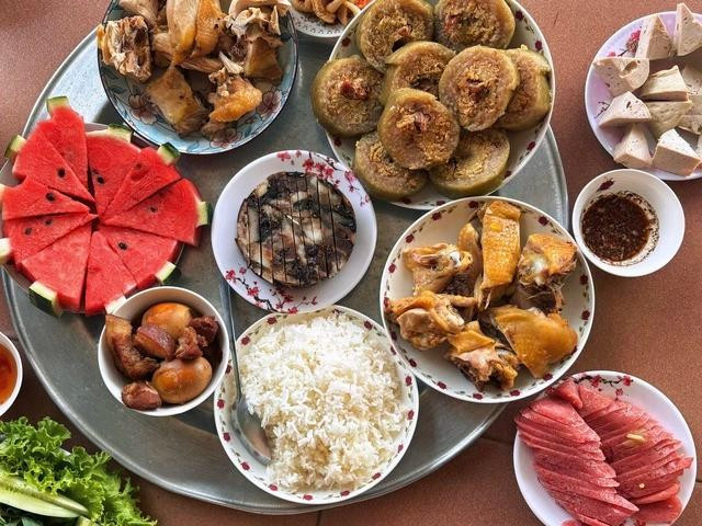 Mâm cơm ngày tết có cả món ăn đặc trưng hai miền Bắc - Nam. ẢNH: AN MIÊN Mâm cơm ngày tết có cả món ăn đặc trưng hai miền Bắc - Nam. ẢNH: AN MIÊN