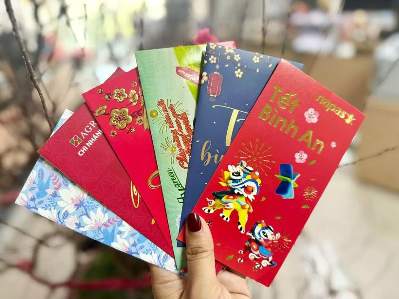 Bao lì xì tượng trưng cho sự may mắn, bình yên, chúc sức khỏe trong mỗi dịp Tết đến. (Ảnh: Vietnam+) phong-tuc-li-xi-dau-nam-moi-dd.jpg