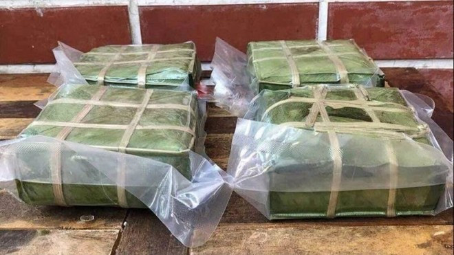 Bảo quản bằng túi hút chân không. 3banhchung.jpg