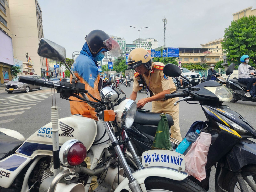 Lực lượng Cảnh sát giao thông sẽ tăng cường tuần tra, kiểm tra tình hình vi phạm an toàn giao thông theo Nghị định 168. 2giaothongie.jpg