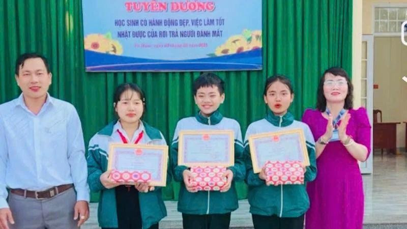 Ban Giám hiệu Trường Trung học cơ sở Lê Hồng Phong tuyên dương, khen thưởng đột xuất ba em học sinh có hành động đẹp, nhặt được của rơi, trả lại người đánh mất. khenthuonghs.jpg