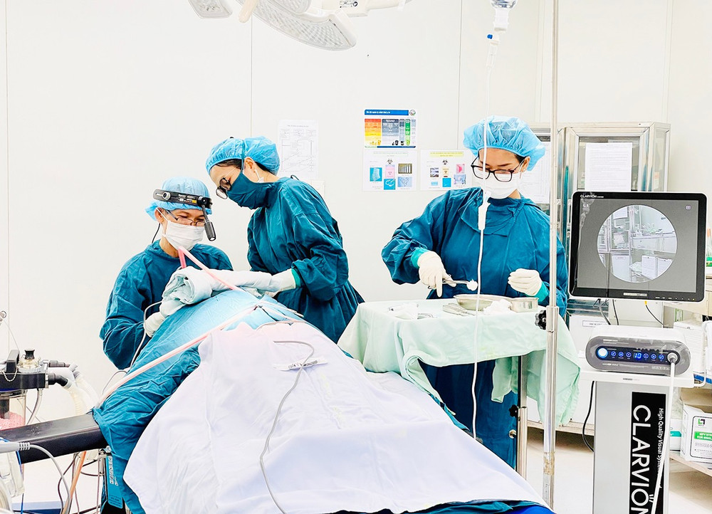 Chính sách đãi ngộ, thu hút và đào tạo nguồn nhân lực bác sĩ tại các cơ sở y tế công lập góp phần nâng cao chất lượng nguồn nhân lực và kỳ vọng giải bài toán thiếu bác sĩ nhiều năm qua trên địa bàn tỉnh. Ảnh: N.N 1nn.jpg