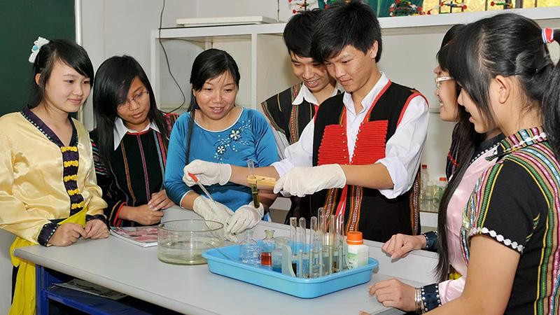 Việt Nam luôn bảo đảm quyền được giáo dục cho mọi người. (Trong ảnh: Giờ học thực hành môn Hóa học của học sinh Trường THPT dân tộc Nội trú N’Trang Lơng, Ðắk Lắk). (Ảnh THU CÚC) lai-tai-dien-luan-dieu-dd.jpg