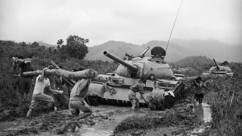 Dân quân địa phương tham gia chống lầy, mở đường cho xe tăng quân giải phóng xuất kích trong Chiến dịch Tây Nguyên năm 1975. Ảnh: TTXVN dai-thang-mua-xuan-nam-1975dd.jpg
