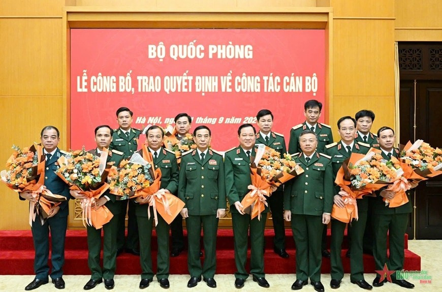 Đại tướng Phan Văn Giang-Bộ trưởng Quốc phòng trao quyết định thăng quân hàm cấp tướng cho các lãnh đạo chủ chốt thời điểm tháng 9-2024. Ảnh nguồn dangcongsan.org.vn tieu-chi.jpg