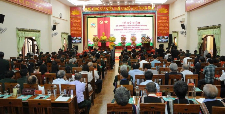 Quang cảnh buổi lễ Công ty TNHH một thành viên 74 (Binh đoàn 15) tổ chức kỷ niệm 50 năm Ngày thành lập công ty và đón nhận Huân chương Lao động hạng nhất. Ảnh: Vĩnh Hoàng 4-quang-canh.jpg