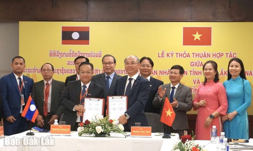 Tỉnh Đắk Lắk và Attapeu đã ký kết thỏa thuận hợp tác song phương trên 9 lĩnh vực. 2daklak.jpg