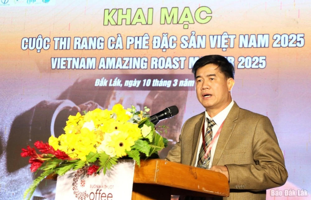 Phó Chủ tịch UBND tỉnh Nguyễn Thiên Văn phát biểu tại buổi khai mạc. cuocthi.jpg